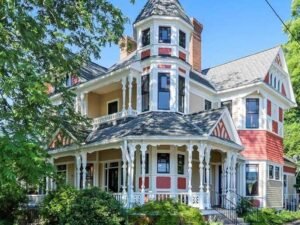 How-to-Experience-the-Charm-of-a-Historic-Neighborhood